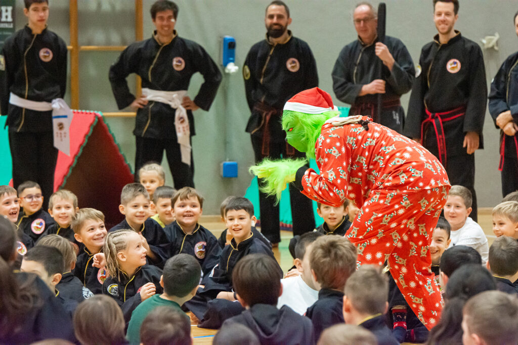 Celebra il Qwan Ki Do con la nostra Festa di Natale: un evento magico per grandi e piccini. Scopri i valori di impegno, gioco di squadra e comunità!