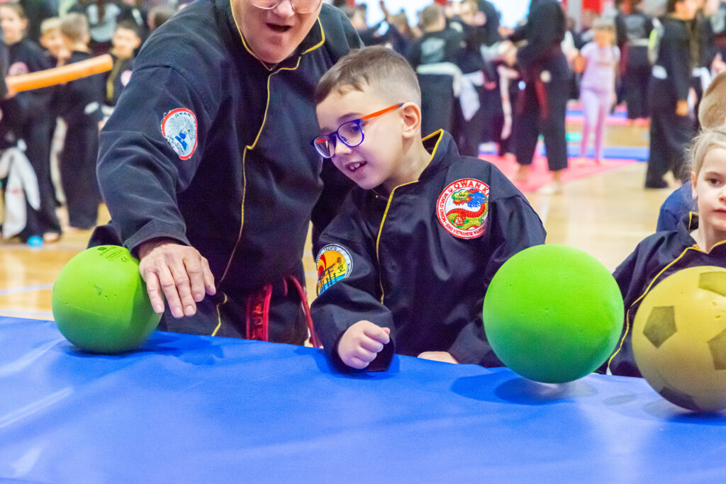 Celebra il Qwan Ki Do con la nostra Festa di Natale: un evento magico per grandi e piccini. Scopri i valori di impegno, gioco di squadra e comunità!