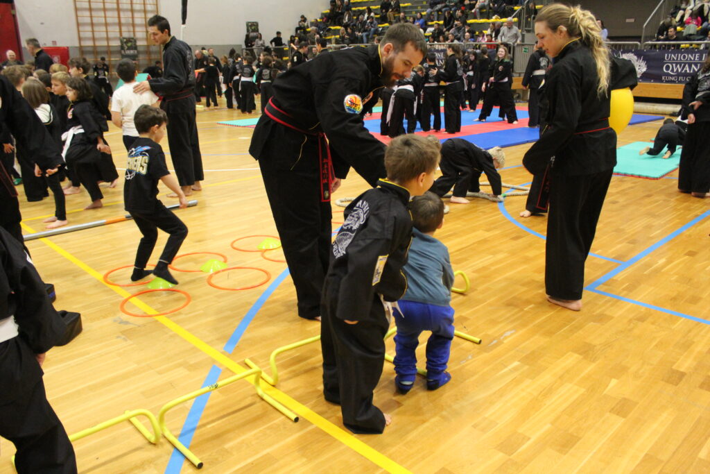 Celebra il Qwan Ki Do con la nostra Festa di Natale: un evento magico per grandi e piccini. Scopri i valori di impegno, gioco di squadra e comunità!